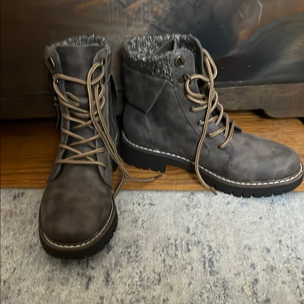 Gray Combat Boots with Plush Collar and Sturdy Sole